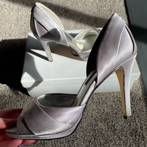 Silver Heels - Picture 4 of 12